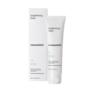 Fotografía de la espuma limpiadora Brightening Foam de Mesoestetic, ideal para todo tipo de piel.