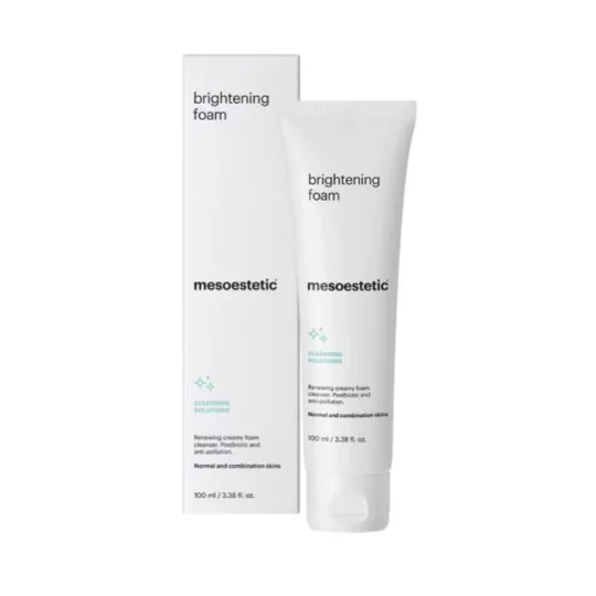 Fotografía de la espuma limpiadora Brightening Foam de Mesoestetic, ideal para todo tipo de piel.