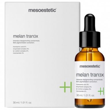 Fotografía de Melan Tran3X Serum Mesoestetic, resaltando su capacidad despigmentante y su elegante envase.