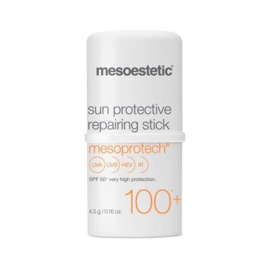 Protector Solar en Stick de Mesoestetic mostrado en primer plano, enfatizando su tamaño práctico y portátil.